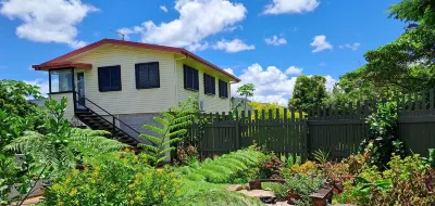 High Set 1 bedroom apartment with views central Atherton