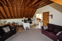 Flora's Barn (Sleeps 4. 2 Bedrooms) Hotels in Crowcombe