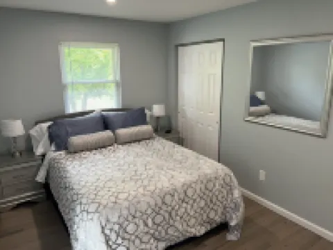 Fully Modern 3 Bedroom 65" Tvs Cable Bluetooth Speakers Etc Hotels in Islip