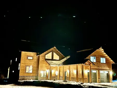 Lucky Duck on Rio Grande River with Hottub & 5 Bathrooms