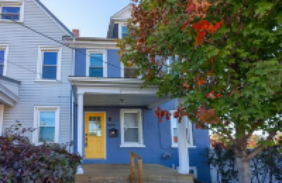 Modern Downtown Lancaster Apt – Walk to Train & Amtrak