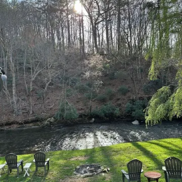 Cozy creek side cabin.  Pet Friendly.   Single Story, with ramp at entry