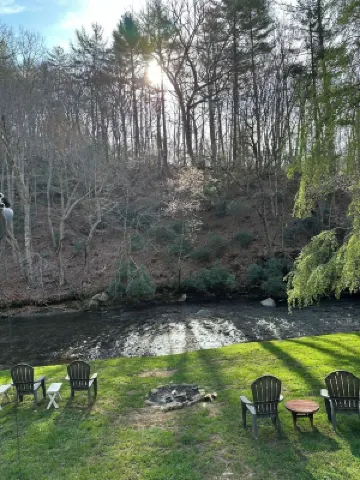 Cozy creek side cabin.  Pet Friendly.   Single Story, with ramp at entry