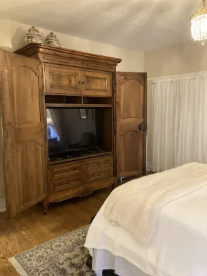 Romantic Retreat with a Private Balcony! 3 Stories, 3 Bed 2 Bath, +FREE PARKING!