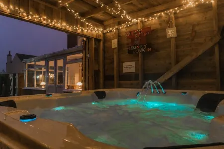 Pet Friendly Hot Tub Luxury Cottage near Withernsea and Patrington Отели в г. Уэлвик