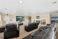 Wenatchee Mansion. 6500 sqft, pool, hot tub, 7 BR, theater, billiards and more!