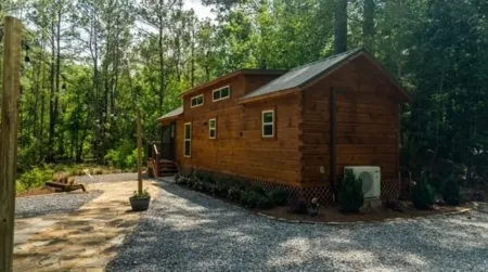 Secluded cozy tiny cabin on the water with fire pit and private dock Отели в г. Сейнт Таммани Пэриш