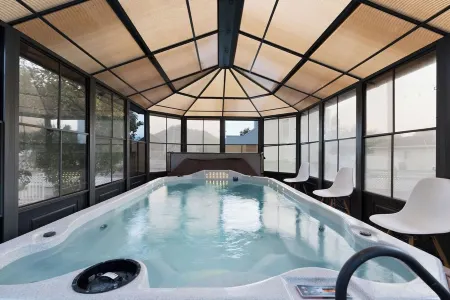 Huge Reunion Ctr 30+, 16 Br, 8.5 Bath, Pets