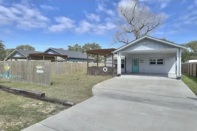Central Location in Rockport! 1 mile from downtown. 5 min to beach! Hotels near Windway Studio-Gallery
