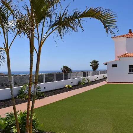 Modern villa on the golf course with stunning views, Wifi and heated pool