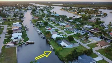 River Ranch luxury waterfront home w/ pool & dock : boater, family, pet paradise