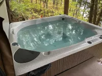 Cozy Vacation Cottage on the Lake with Hot Tub!