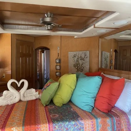 Southern Bell is a Beautiful Houseboat cozy and relaxing.