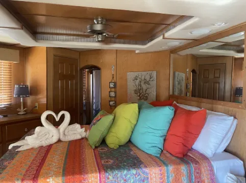 Southern Bell is a Beautiful Houseboat cozy and relaxing.