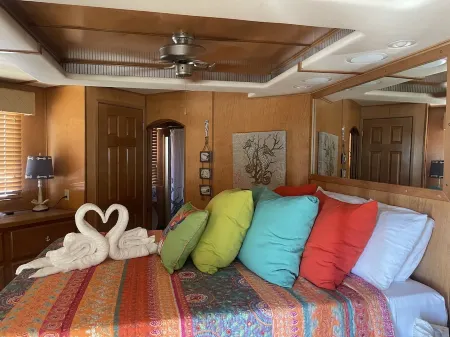 Southern Bell is a Beautiful Houseboat cozy and relaxing.