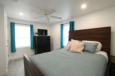 Holiday House! Fully Renovated House, Minutes to EVERYTHING, Pet Friendly! Hotels near Gardena Park