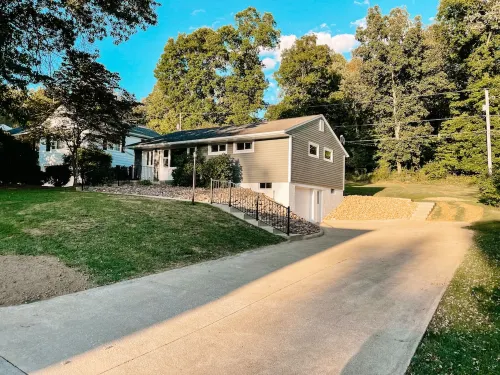 2 Br home with Hot-Tub! Quiet, dead end street