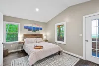 NEW STUNNING VIEW OVERLOOK MASSANUTTEN with HOT TUB and Adjoin SHEN NATL PARK!