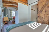 Bright Studio w/ Full Kitchen, Lg. Deck & Views, 2 Mi. to Downtown,10 Mi. to Ski