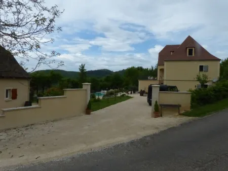 La Figue: Luxury 4 person apartment with private terrace and large swimming pool + sauna. Отели в г. Сен-Жульен-де-Лампон