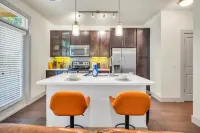 Bright & Rustic Space Next To Fashion Square! Pool