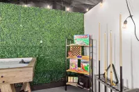 Oakside Retreat – Private Getaway with Huge Yard, Firepit and Game Room Hotels in Vanderburgh County