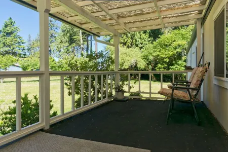 Private Beach Access on private trail offers Seclusion, comfort and intimacy. Отели рядом с достопримечательностью «Нью Дангенесс Лайтхаус»