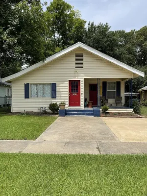 Adorable Monroe Garden District Home Five Below附近的飯店