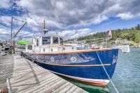 38' Yacht equipped with luxury and kayaks!