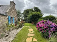 Petite Maison en Pierre Dans un Grand Jardin Fleuri Hotel dekat Manoir de Bel-Air