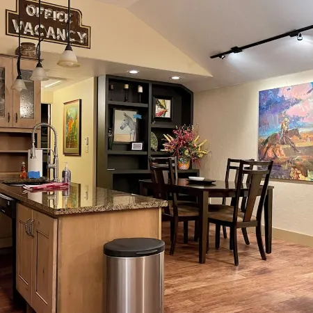 ADA Compliant Cabin. Luxury finishes, pet friendly. Garden, 3 blocks to downtown