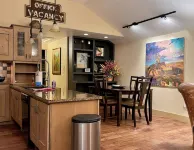 ADA Compliant Cabin. Luxury finishes, pet friendly. Garden, 3 blocks to downtown