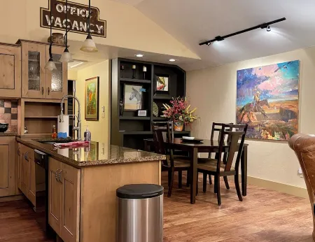 ADA Compliant Cabin. Luxury finishes, pet friendly. Garden, 3 blocks to downtown