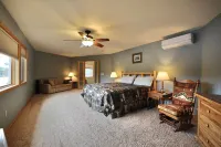 On the Minocqua Chain! Pet Friendly! 5 Bedroom! August Dates Open!