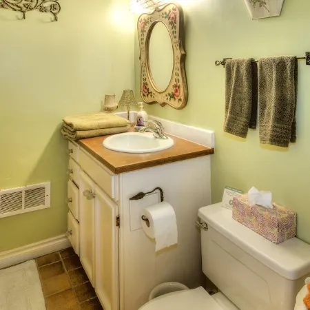 Stunning Beach Suite, great mountain & water views, near downtown Winslow, Cozy.