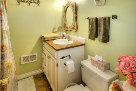 Stunning Beach Suite, great mountain & water views, near downtown Winslow, Cozy.