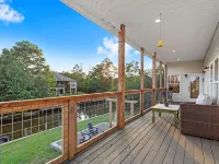 Bayside Retreat - 2250 sq ft Bay House w/dock, fire pit, & tons of amenities Hotels in Diamondhead