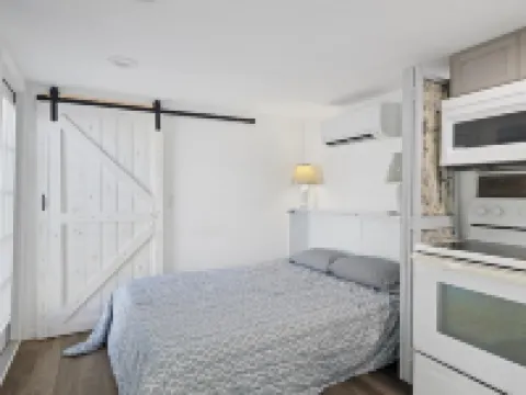 Tropical Privacy, Full Kitchen, Screened Lanai, Covered Parking, Fenced Yard Hotels in Holiday