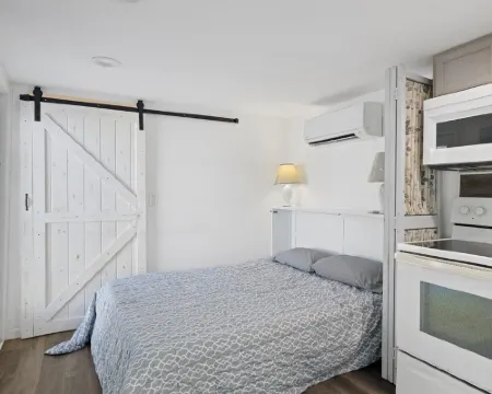 No Sharing! This Casita is  Private. Full Kitchen,Yard, Screened Lanai Hotels in Holiday