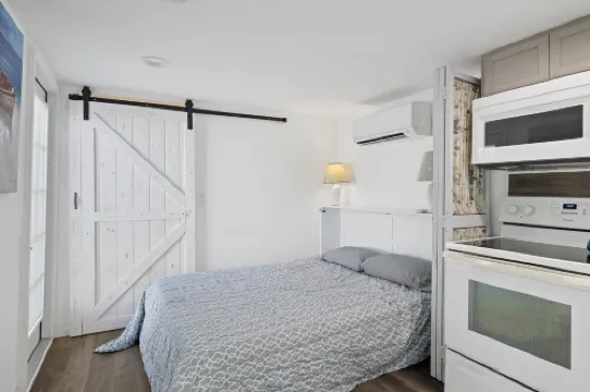 NO SHARING !This Casita is totally Private. . Yard and Screened Lanai Hotels in Holiday