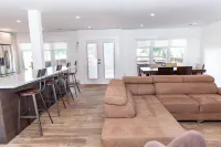 Cheerful Cottage with hot tub