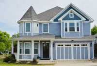 The Victorian-2 Min Walk to Historic Downtown McKinney + Game Room
