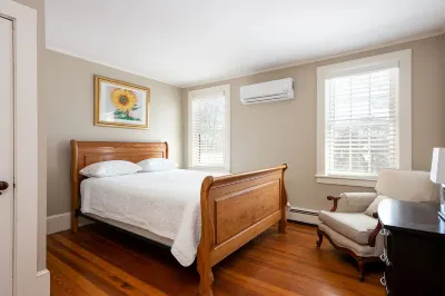 Entire House:14 Guests, 7 BRs, 10 Beds, 5 Full Baths, Outdoor Shower, Beach Gear