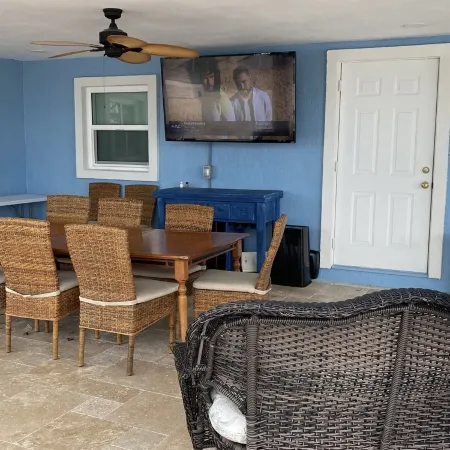 Luxury Holiday Vaca Here! Large Outdoor Space and Dock. Lg Hot Tub and Pool!