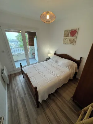 Large modern F3 - near port