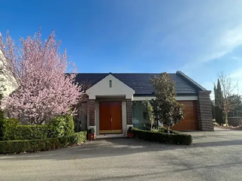 Cosy Country Apartment 8-mins from the City Hotels in 