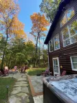 Quirky cabin retreat on 4 acres w spa, arcade rm, art&book loft -- near Hershey