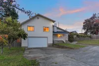 The NorthWest Vibes 6bd/3ba  w/GameRoom Covered String Light Deck w/ BBQ&Firepit