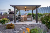 Vineyard Oasis: Pool & Views!