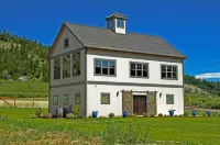 Barn-style Home, Mountain Views, 2 mi to Leavenworth. Dog visitors welcome! 피샤스틴 피나클스 주립공원 주변 호텔